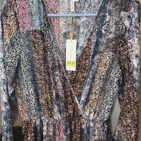 BCBGeneration Multicolor Long Sleeve V-Neck snap Front Closure Jumpsuit. Size M - Picture 1 of 12